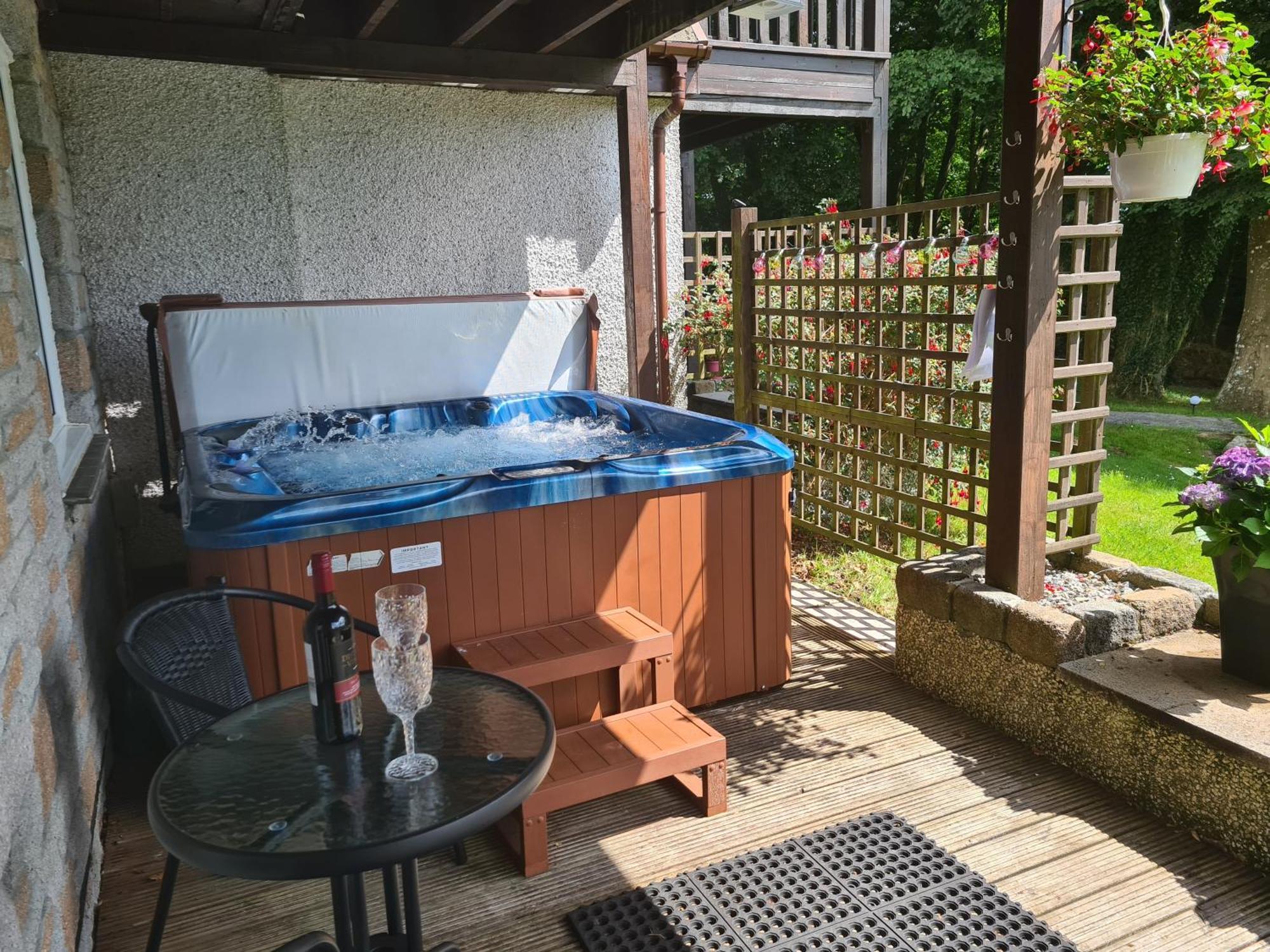 10, Valley View Lodge, A Beautiful 3 Bedroom With Private Hot Tub And Use Of Onsite Leisure Facilities Including Fitness Suite, Indoor And Outdoor Pools Set In The Heart Of The Tamar Valley